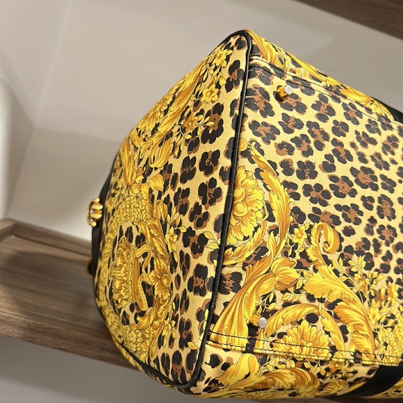 🔥Versace 2Way Travel Bag 🔥 - Picture 11 of 16